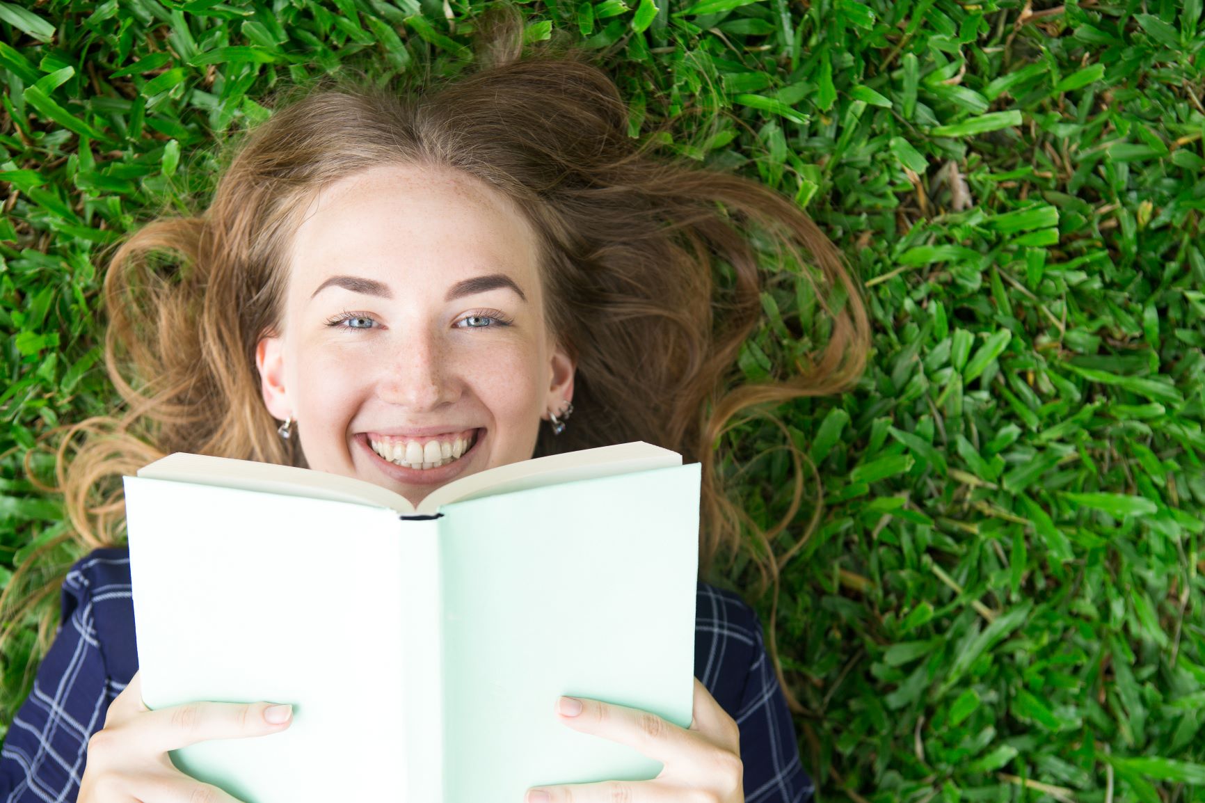 Single read. Девушка с книгой улыбается. Девочка с книжкой на траве. Девушка на траве с книгой. Девушка бумажная книга лайк.